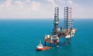 offshore rig using industrial hose for dredging operations