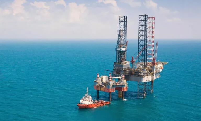 offshore rig using industrial hose for dredging operations